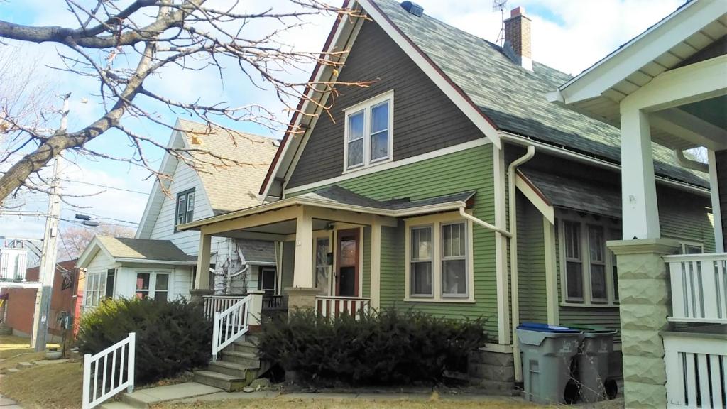 Comfortable 3 BR Craftsman Bungalow in Milwaukee's Bay View Neighborhood