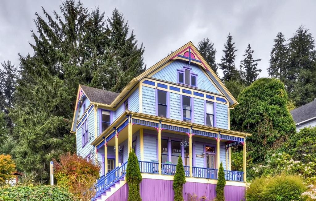 Astoria Painted Lady Historic Apt with River View!