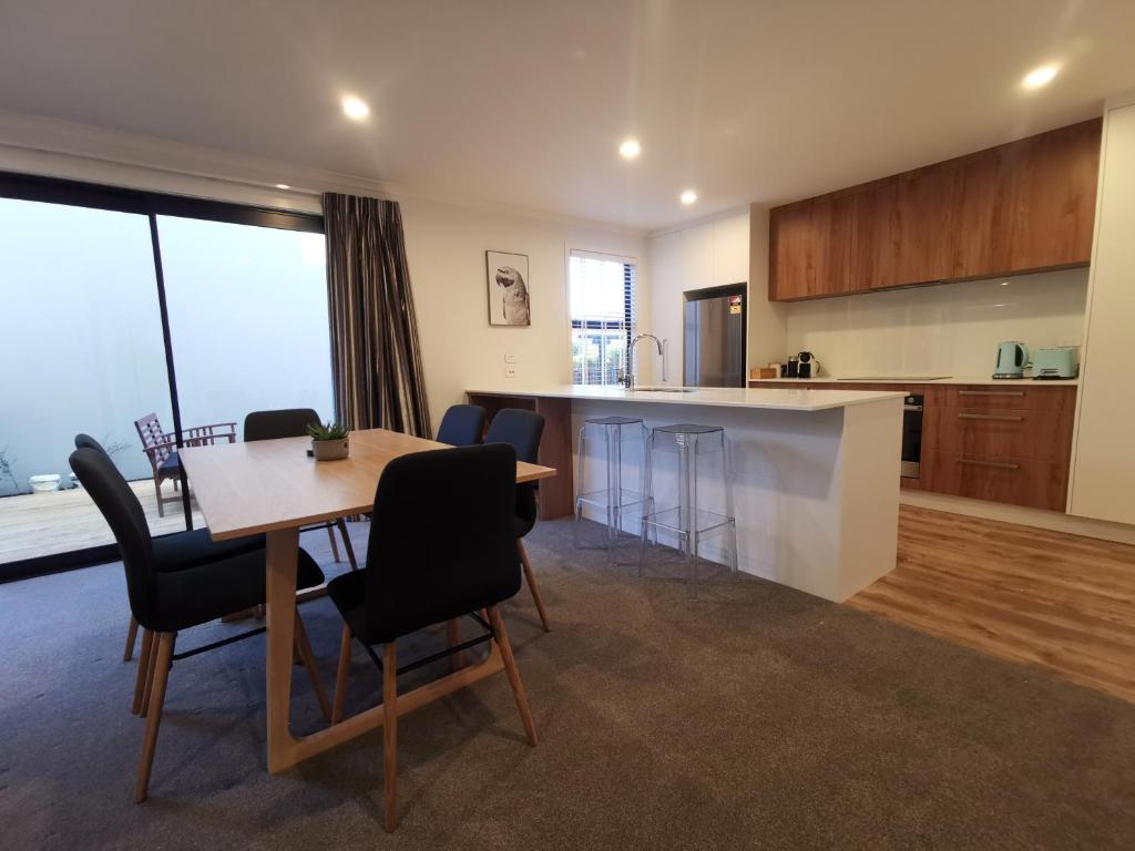 Nelson City Town House 10 minute walk to town