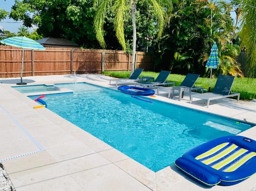 Little Beach House w/ POOL&SPA - 5 minutes to Vanderbilt Beach (Pet Friendly)