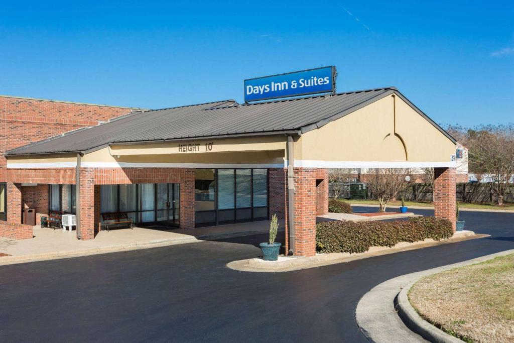 Days Inn & Suites by Wyndham Rocky Mount Golden East