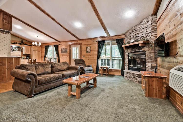 Secluded 2 story cabin Pool WiFi smart TVs