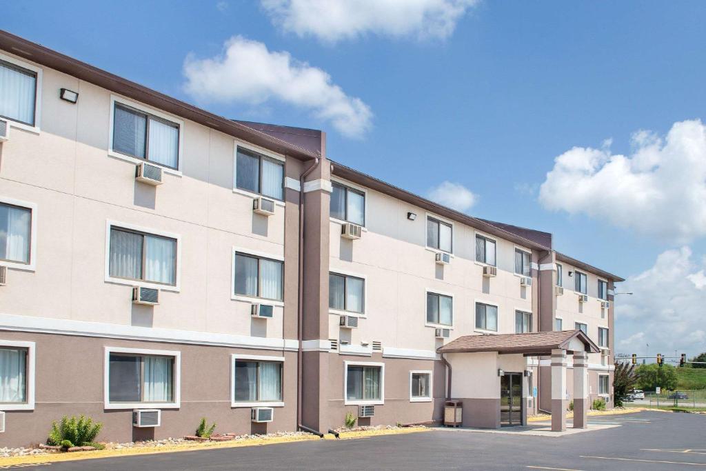 Boarders Inn & Suites by Cobblestone Hotels Waterloo Cedar Falls