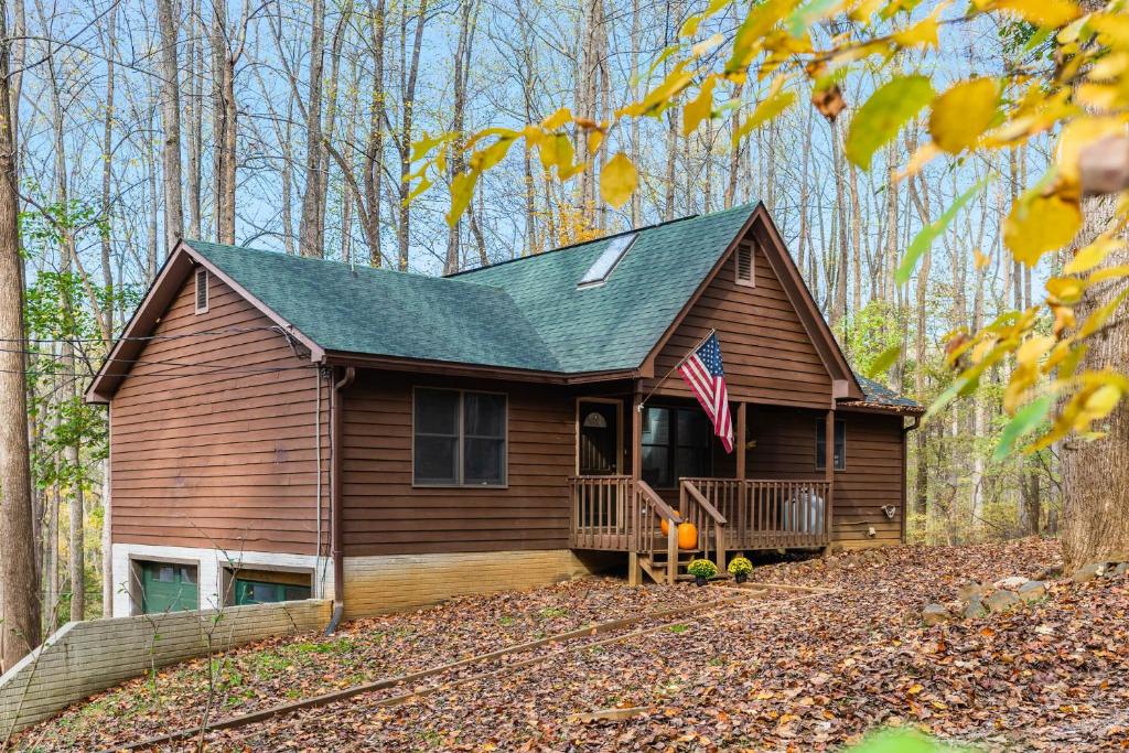 Hot Tub, Deck&Grill, Game Room, WiFi at Cute Cabin