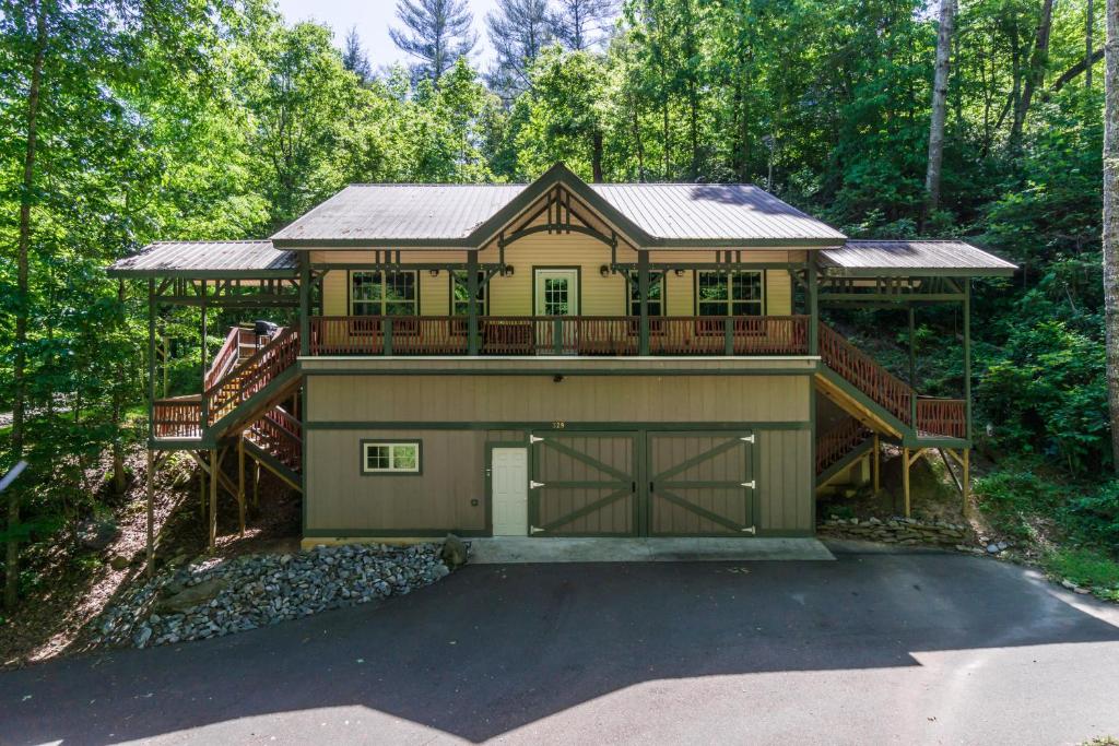 New Listing! Bavarian Cabin - 2 Bedrooms, 8 Minutes to Dahlonega, Hot Tub, Game Room