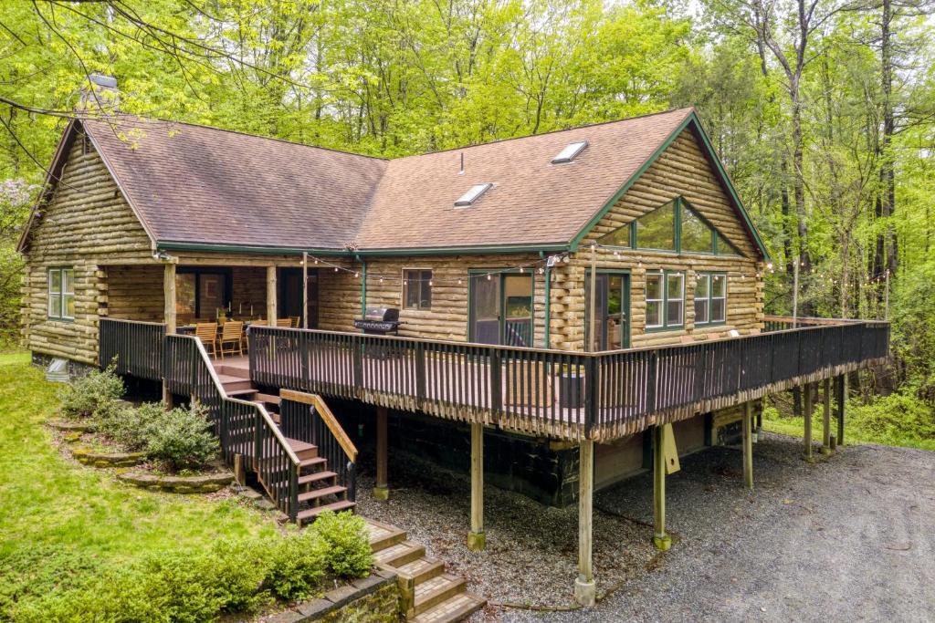 Half Moon by AvantStay 4BR Cabin w Large Deck Yard w Patio Outdoor Dining