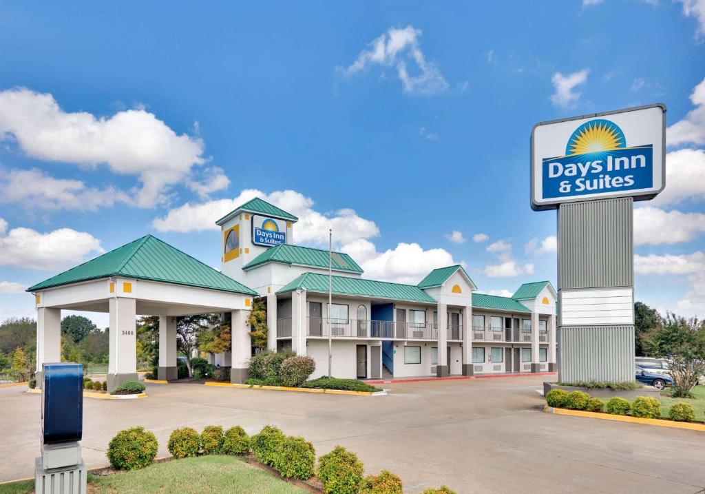 Days Inn & Suites by Wyndham Bentonville