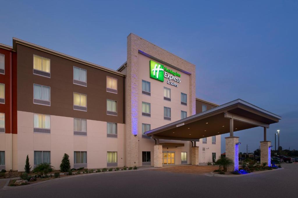 Holiday Inn Express & Suites Bay City, an IHG Hotel