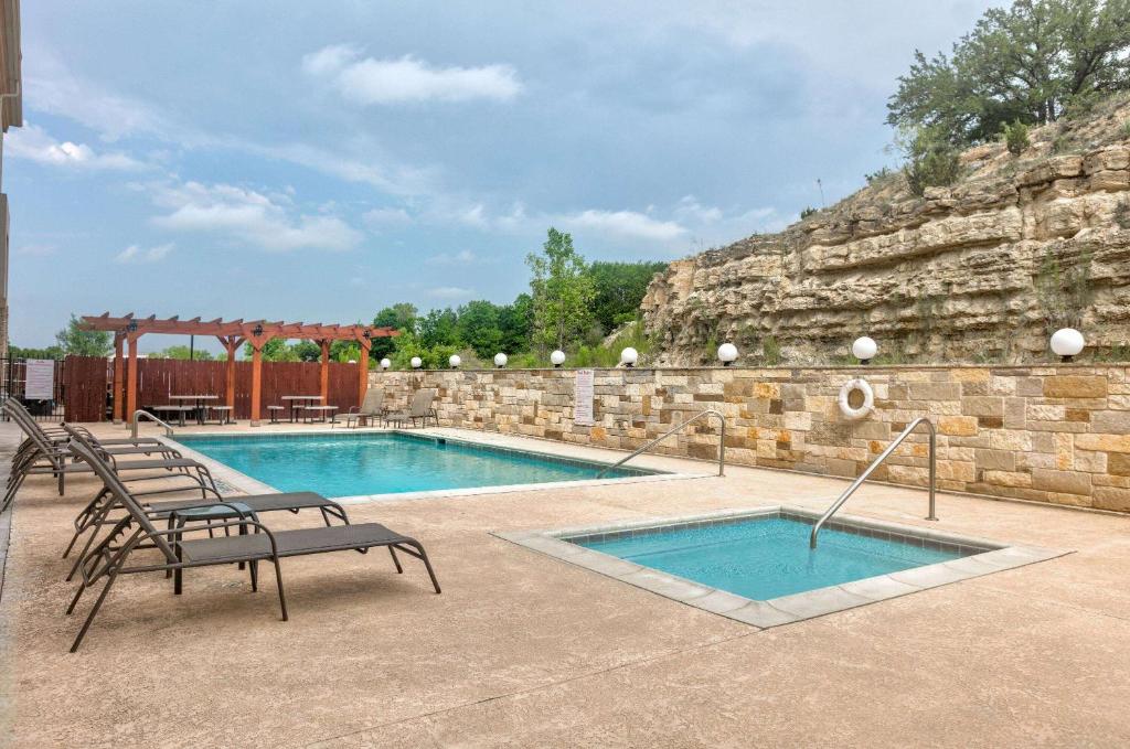 Baymont Inn & Suites by Wyndham Glen Rose